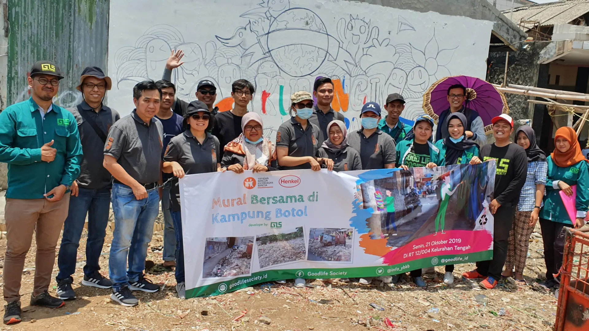 Our employees with representatives from Good Life Society and residents from Kampung Botol.