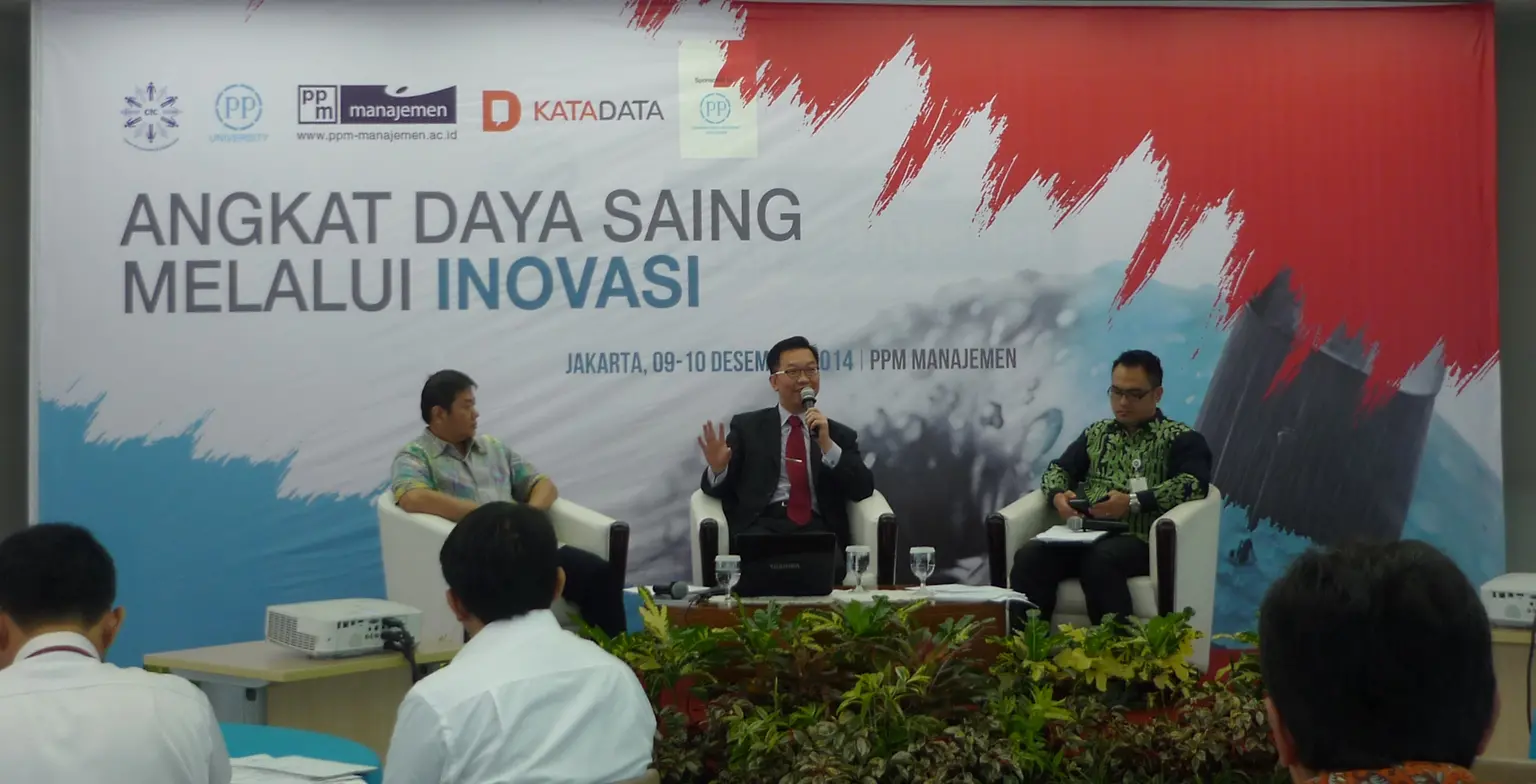 
Allan Yong (center), President of Henkel Indonesia, speaking at the PPM School of Management “Innovate or Die” talk-show seminar