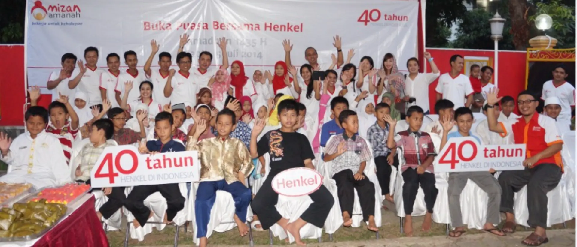 
The Henkel Indonesia team with children from the Mizan Amanah Orphanage.