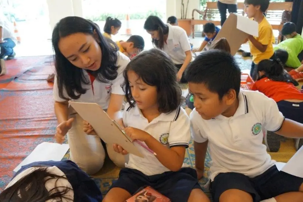 Students at Sekolah Cita Buana enthusiastically participate in a classroom session conducted by Henkel Indonesia Sustainability Ambassadors.