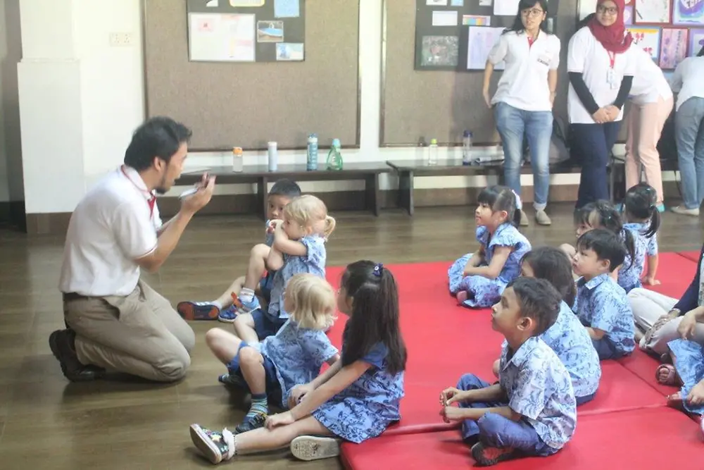 Medis Barjana, Henkel’s Sustainability Ambassador, explaining the concept of sustainability through storytelling, to 2- 5 year old students.