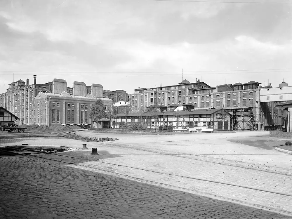 
1925: Henkel adhesive factory