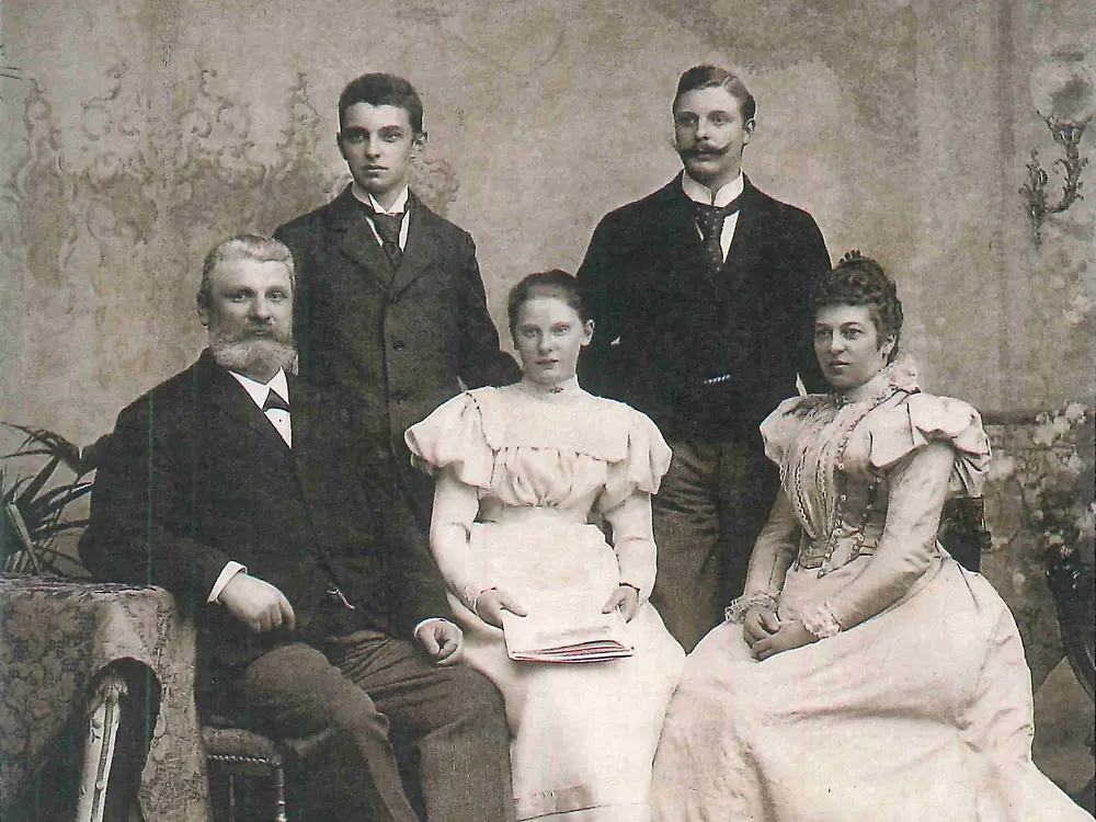 1901: Fritz Henkel with his wife Elisabeth und three children Fritz junior (standing to the right), Hugo and Emmy