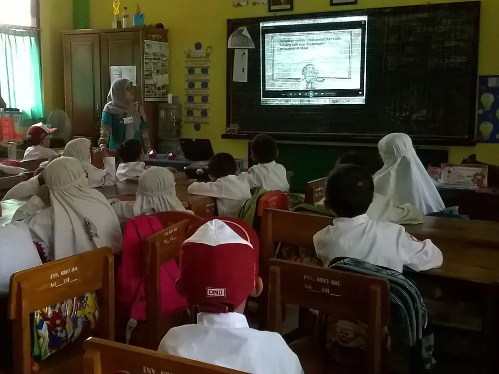 Ike conducting the lesson with the children.