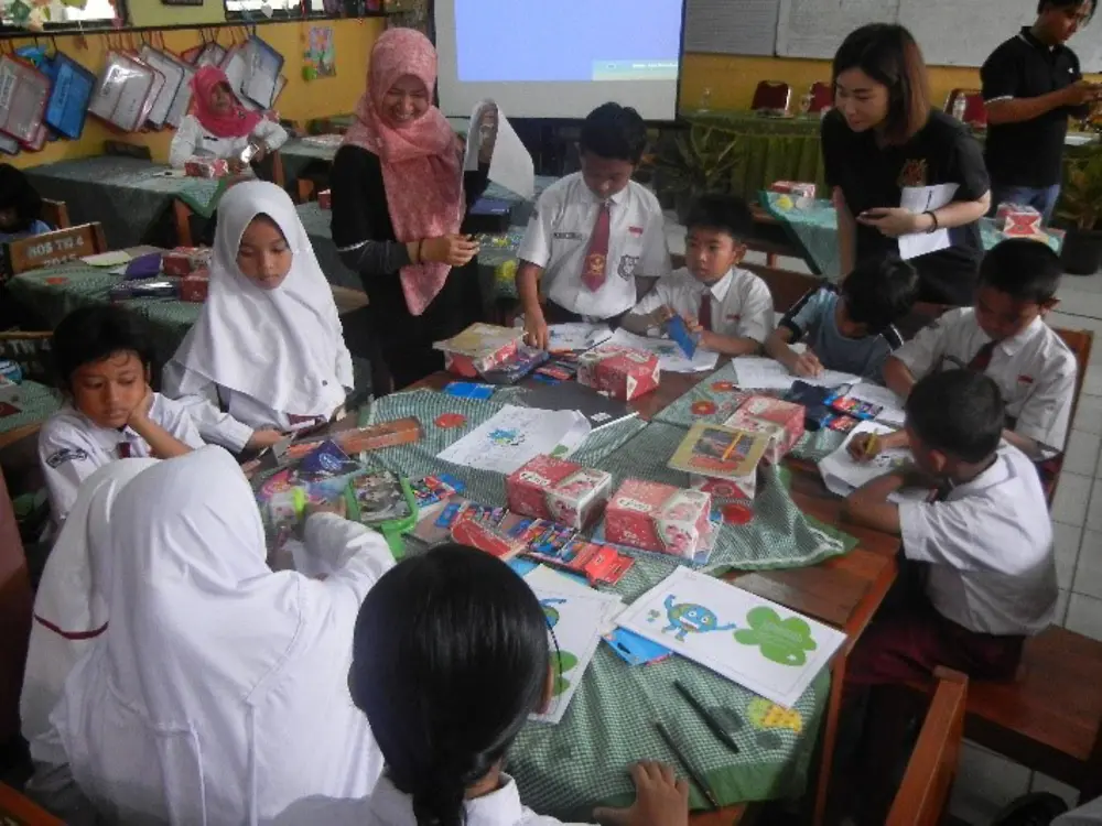 The schoolchildren of SDN Karawaci Baru 1 and SDN Karawaci Baru 5 participating actively in the coloring activity which teaches them how to conserve water and energy at home.